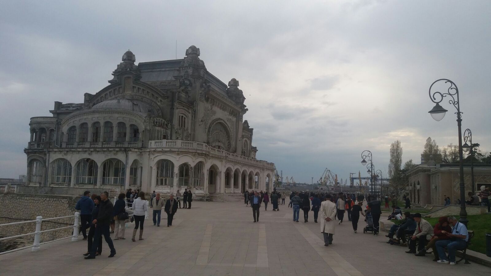 FOTO – CONSTANȚA: Plimbare după masa copioasă de Paște