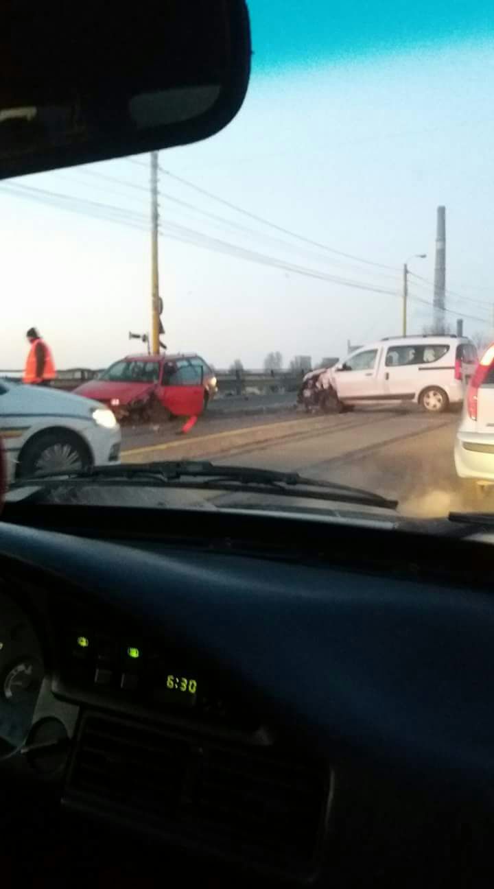 Accident rutier spectaculos pe Podul de la butelii: Două mașini s-au șifonat serios!