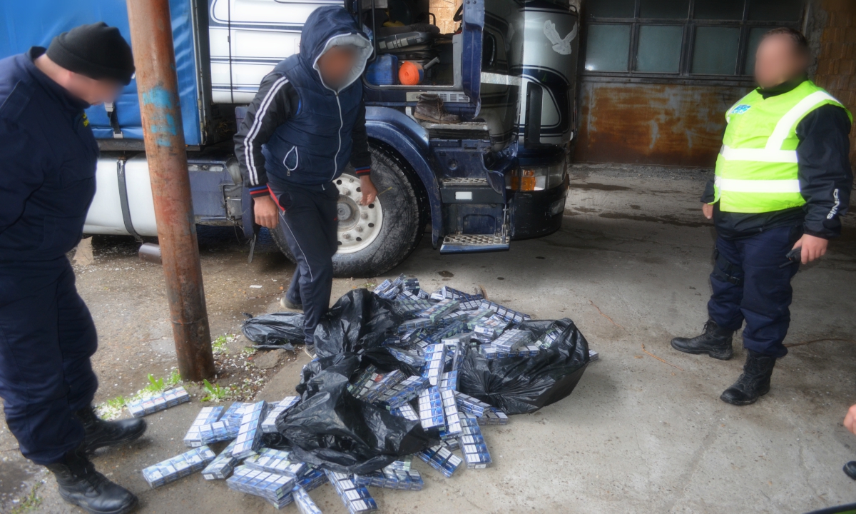 Foto/CONSTANȚA: Țigări de contrabandă „disimulate” în cartofi de un șofer de TIR din Suceava