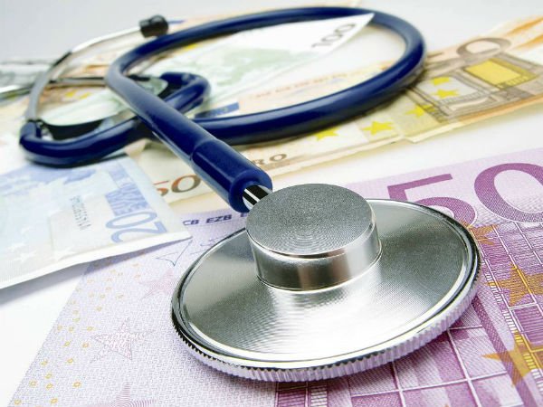 Legea salarizării unitare. Planul Guvernului de a aduce medicii români înapoi în țară