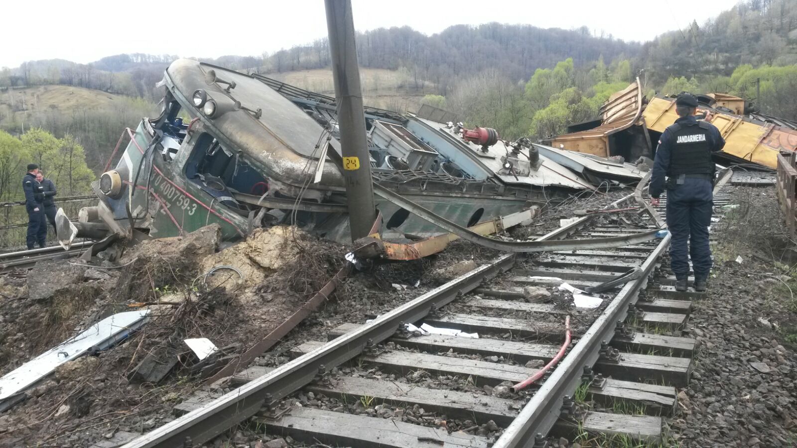 Traficul feroviar între Baniţa şi Merişor nu va fi reluat curând. Calea ferată, distrusă din cauza accidentului