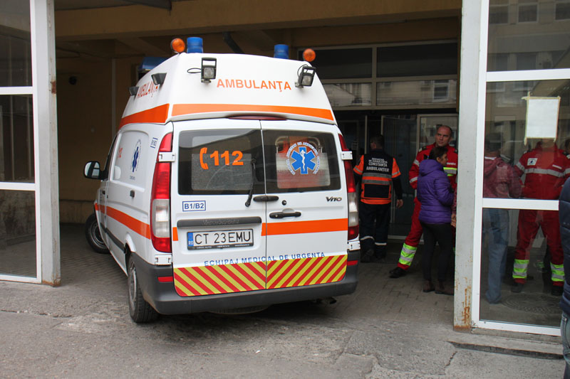 Zeci de constănțeni care au mâncat și au băut fără măsură au ajuns de Paști în grija medicilor de la Ambulanță