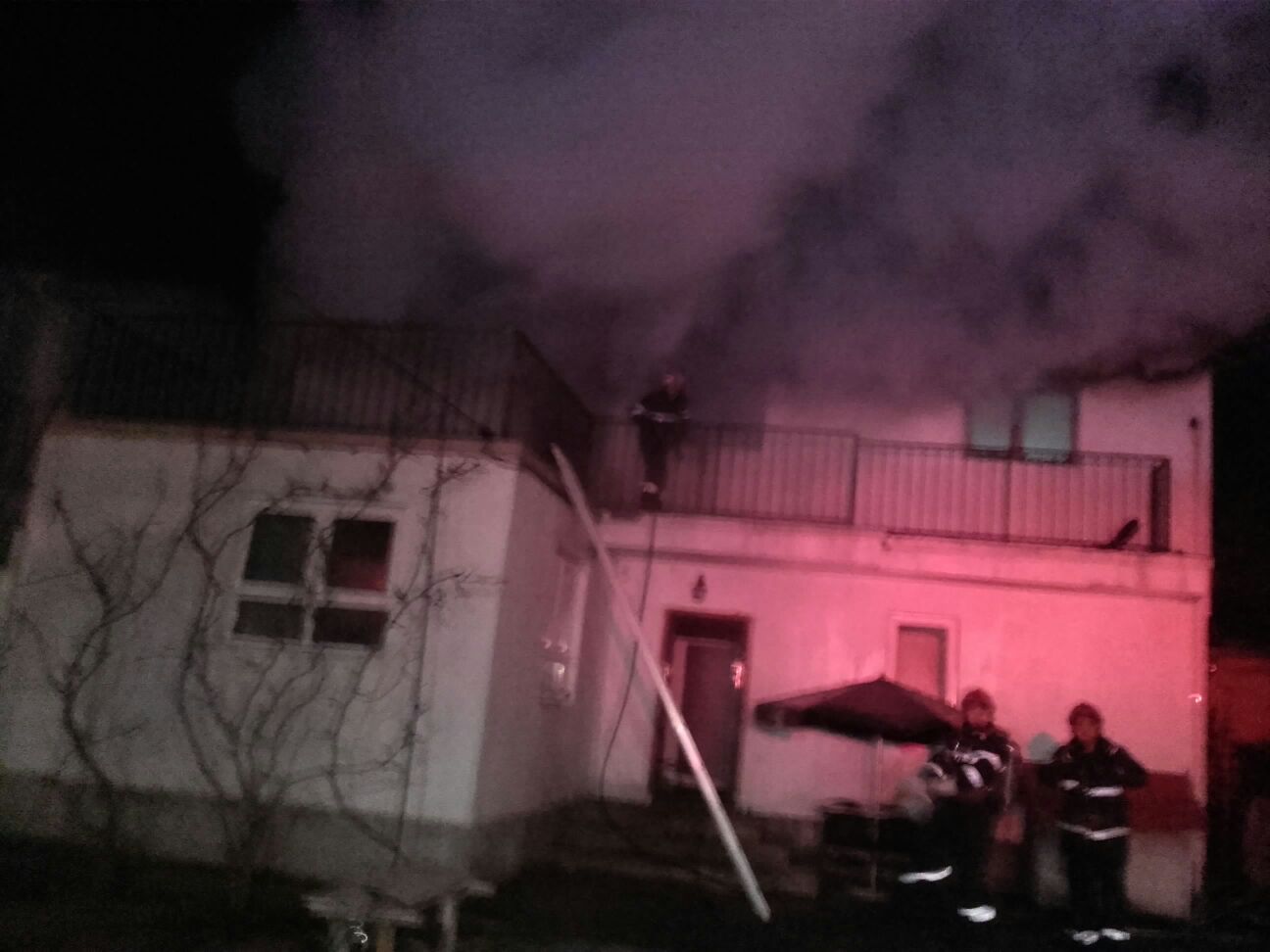 FOTO. Incendiu devastator, noaptea trecută, la Lumina. O colecție importantă de cărți s-a făcut scrum