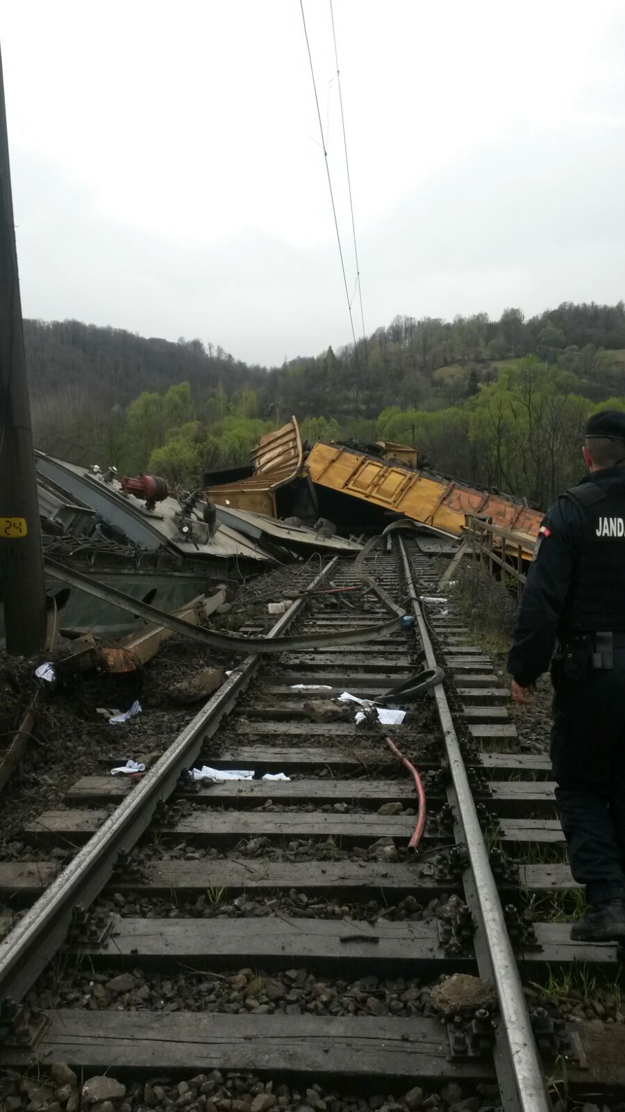 FOTO/Catastrofă feroviară în ROMÂNIA! Tren răsturnat în prăpastie: Doi morți (update)