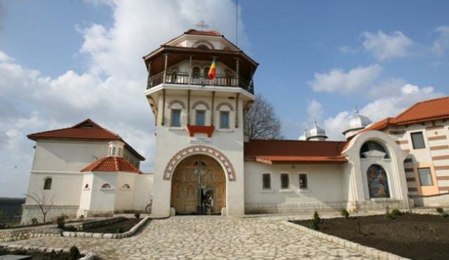Jandarmii Grupării Mobile TOMIS asigură ordinea publică la Mănăstirea DERVENT