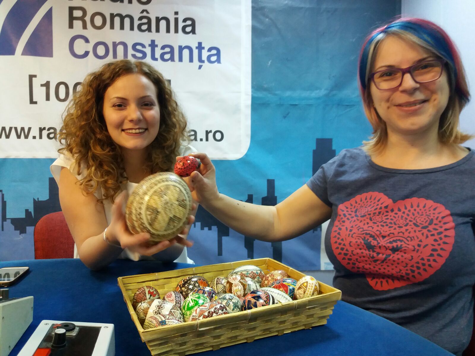 FOTO: Pasiune inspirată din tradițiile românești. O tânără din Constanța dezvăluie tehnica încondeierii ouălor de Paști
