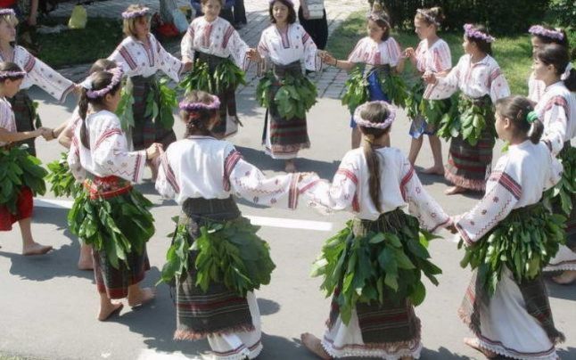 Tradiții de Paști în Dobrogea. Ce sunt paparuda și caloianul și cum a apărut iepurașul