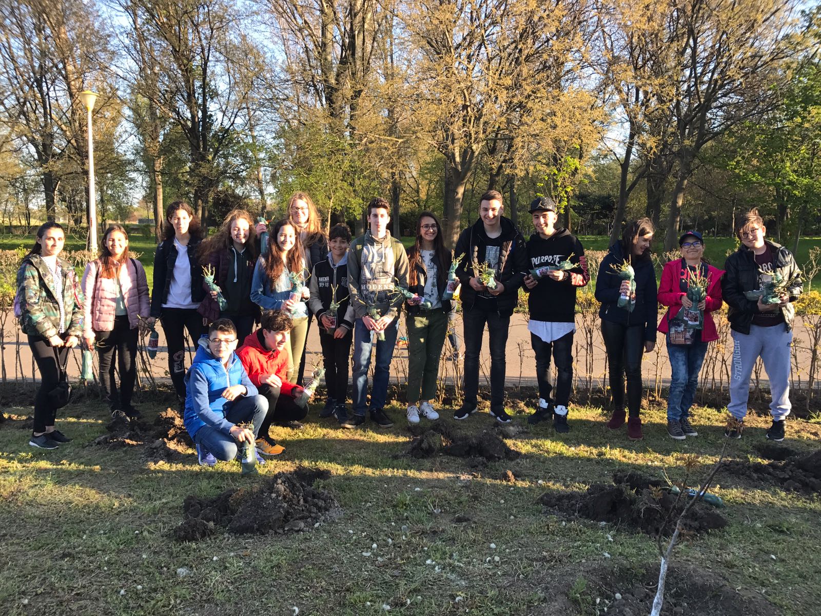 FOTO – 100 de butaşi de trandafir au răsărit în Parcul TĂBĂCĂRIE