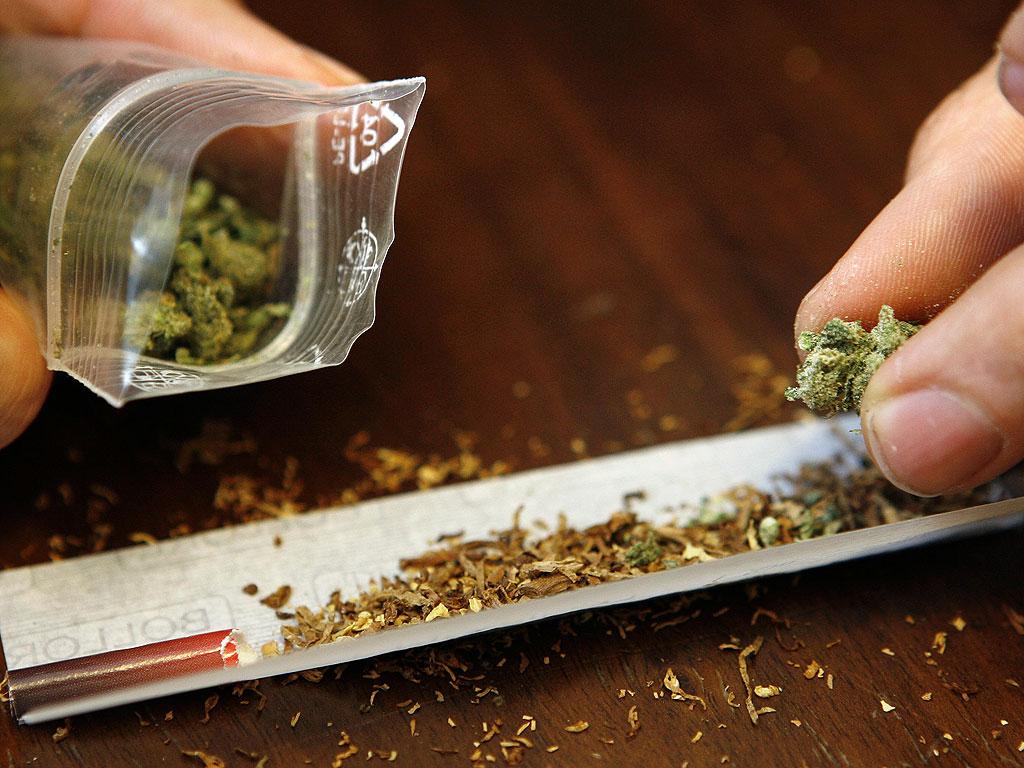 Tineri din TULCEA, trimiși în judecată pentru vânzare de etnobotanice