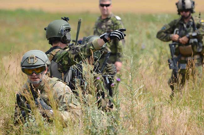 BRAȘOV: Militarii români, britanici și americani se antrenează cot la cot în cadrul exercițiului „Resolute Castle 17”