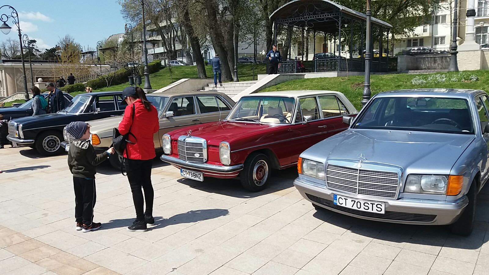 CONSTANȚA/RetroParada 2017: Frumusețe și eleganță atemporală pe patru roți, etalate pe faleza de la Cazino