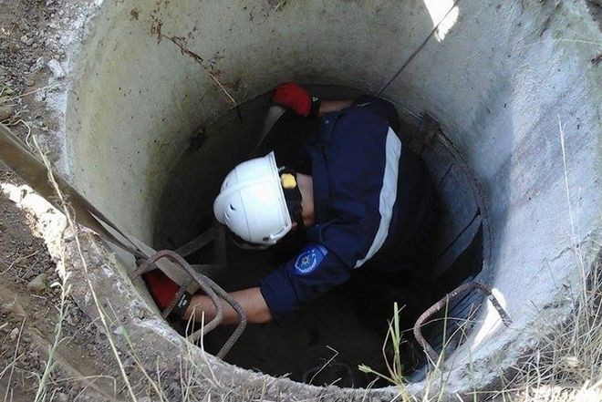 UPDATE/Topolog: O femeie a murit după ce a căzut într-o fântână adâncă de 20 de metri
