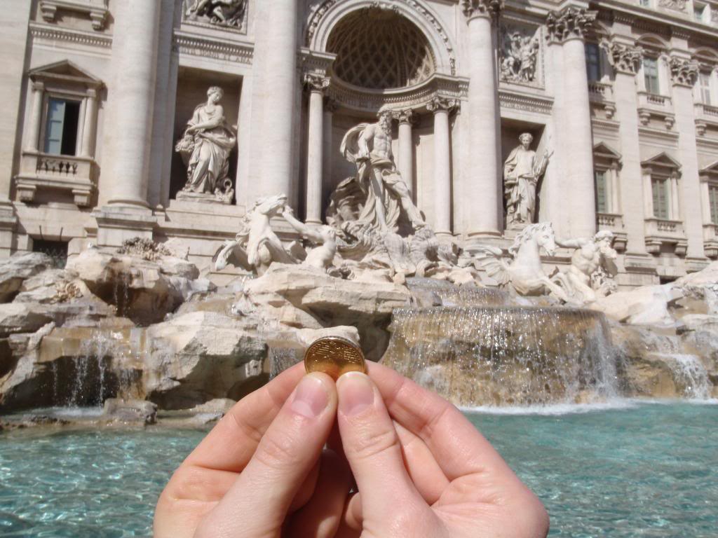 ROMA: O avere aruncată în Fontana di Trevi!