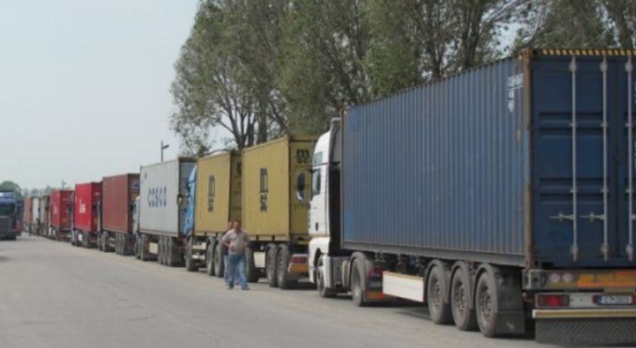Record negativ: Șoferii de camioane au aşteptat peste 500 de minute la punctele de trecere a frontierei