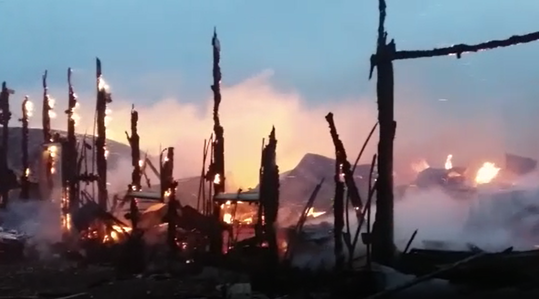 VIDEO/FOTO – Județul CONSTANȚA: O hală plină cu materiale de construcții a ars în întregime