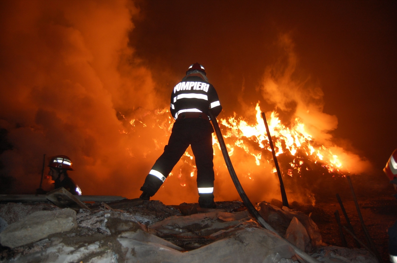 INCENDIU VIOLENT în apropiere de Capitală! Un om a murit CARBONIZAT