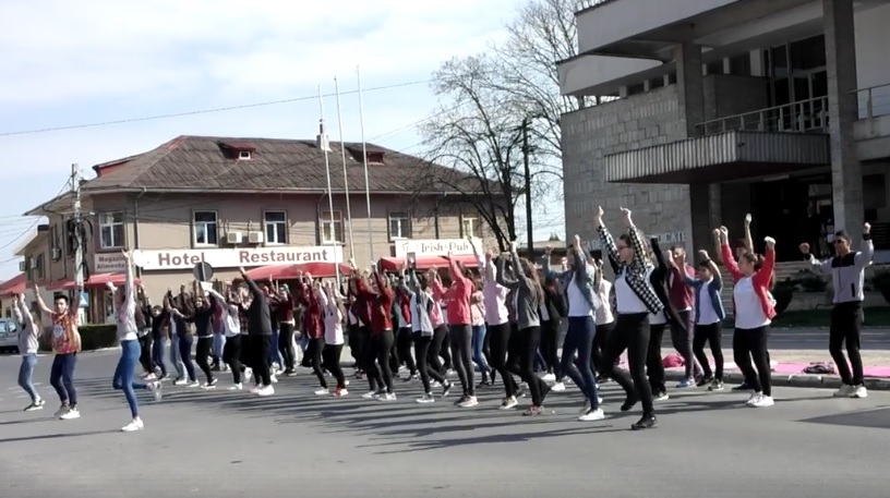 Flash-Mob la MEDGIDIA pentru atragerea atenției asupra cancerului de sân sau de col uterin
