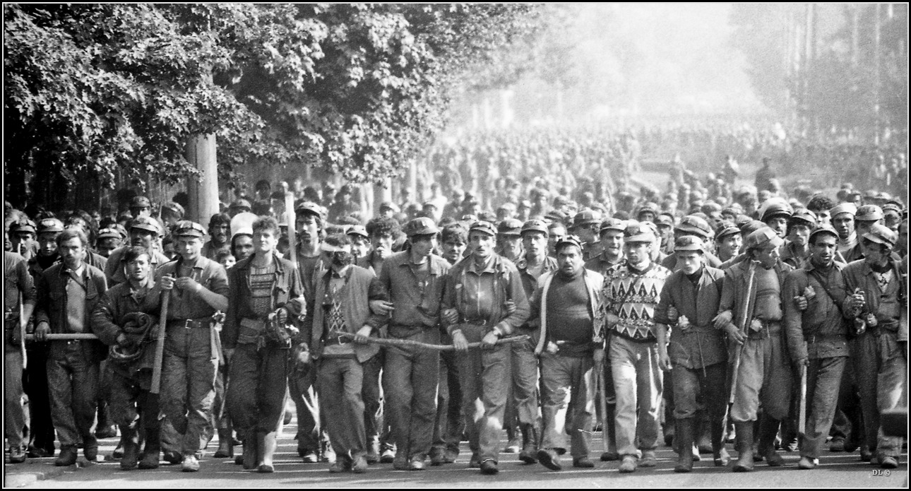 Guvernul vrea să desecretizeze documente ale MApN pentru dosarul Mineriadei