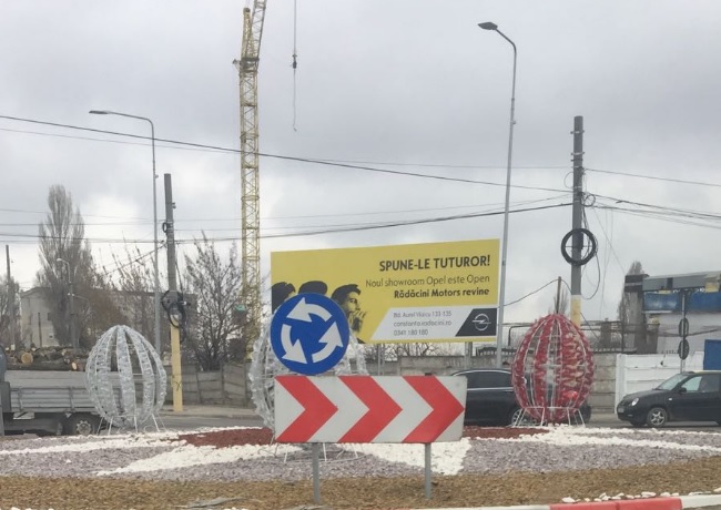 FOTO: CONSTANȚA – Ouăle de Paște au „răsărit” și în acest an din sensurile giratorii