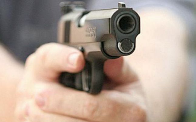 Un individ a fost ÎMPUȘCAT de polițiști: Scandal cu focuri de armă la SARAIU!