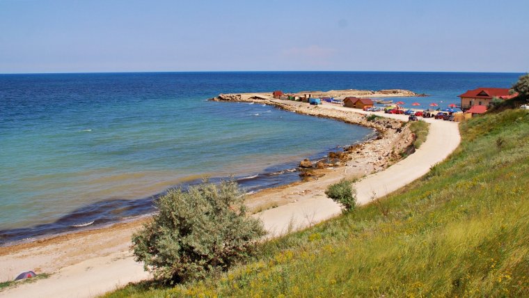 La Vama Veche şi 2 Mai continuă curăţenia pe plajă