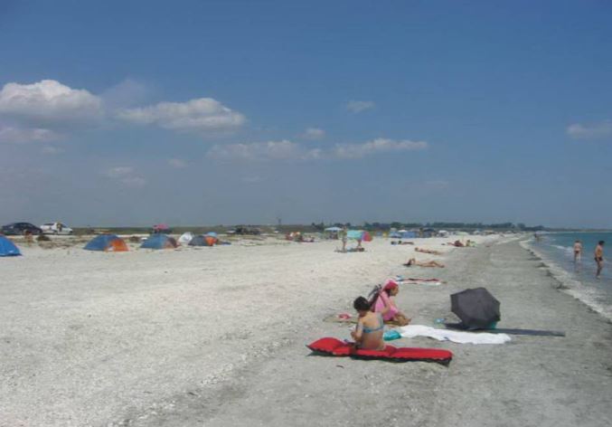 Lipsa toaletelor ecologice de pe plajele din Corbu și Vadu o să le dea bătăi de cap turiștilor