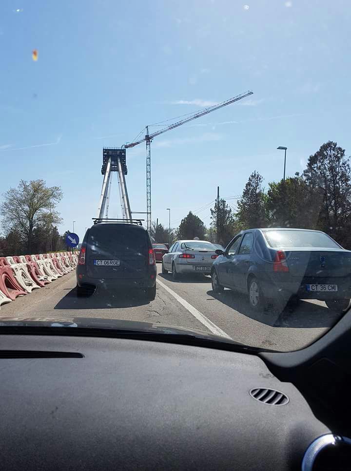 Se circulă cu dificultate pe podul de la Agigea