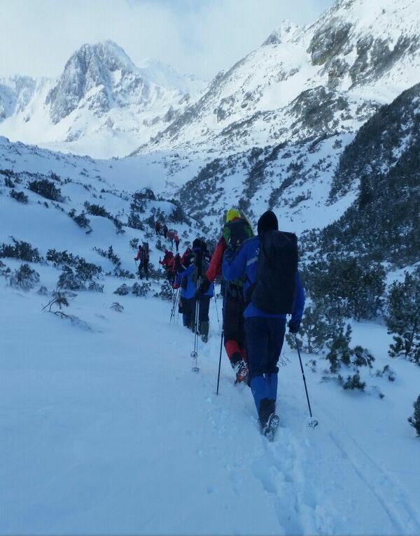 HUNEDOARA: Echipele de salvatori au ajuns în locul unde s-a produs avalanșa din Retezat