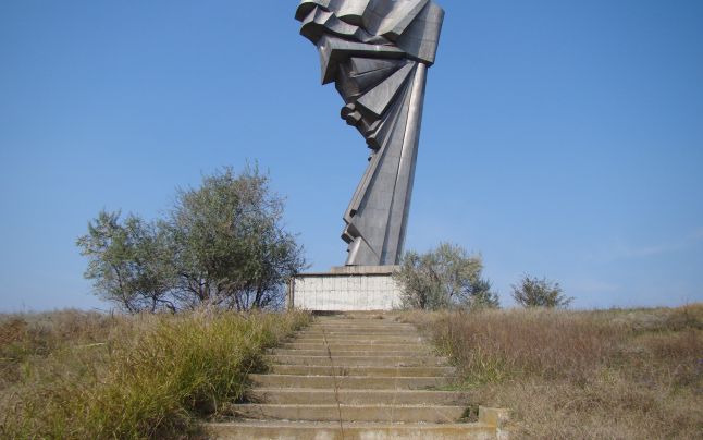 Monumentul Tineretului de pe malul Canalului Dunăre-Marea Neagră, FURAT bucată cu bucată