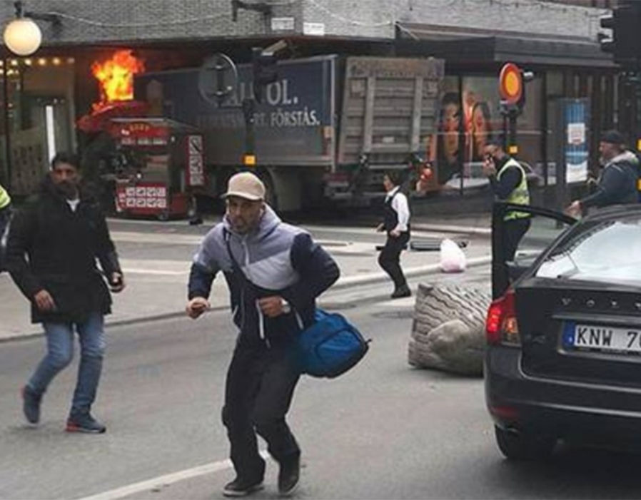 UPDATE – SUEDIA: Un camion a intrat în mulțimea de pe o stradă din centrul orașului Stockholm