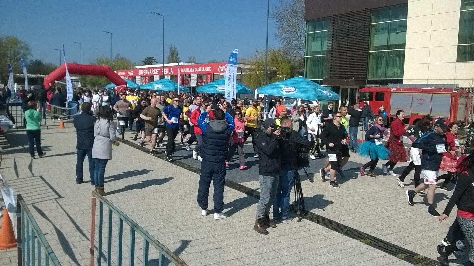FOTO/MAMAIA: Sute de participanți s-au aliniat la startul maratonului „Alerg 24h“