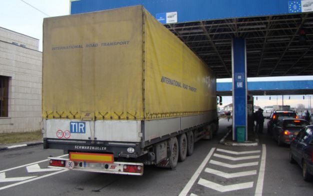 Numărul mare de TIR-uri în perioada Sărbătorilor Pascale a aglomerat foarte mult vămile României