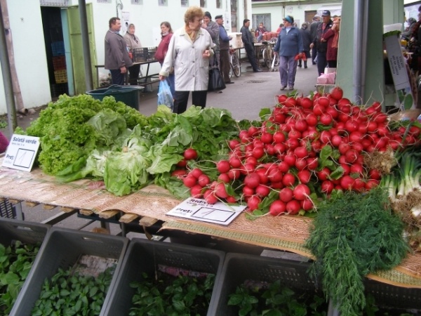 AUDIO: Cu ce verdețuri ne îmbie comercianții din piețele constănțene și la ce prețuri