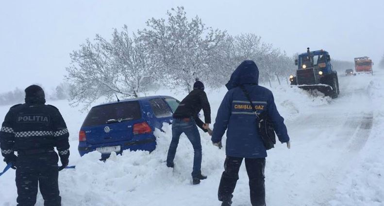 Vremea rea de zilele trecute încă le dă bătăi de cap celor din Republica Moldova