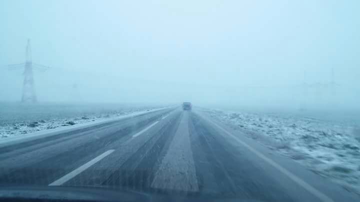 FOTO/VIDEO/Iarna LOVEȘTE în aprilie! Dobrogea, măturată de vânt și precipitații MIXTE
