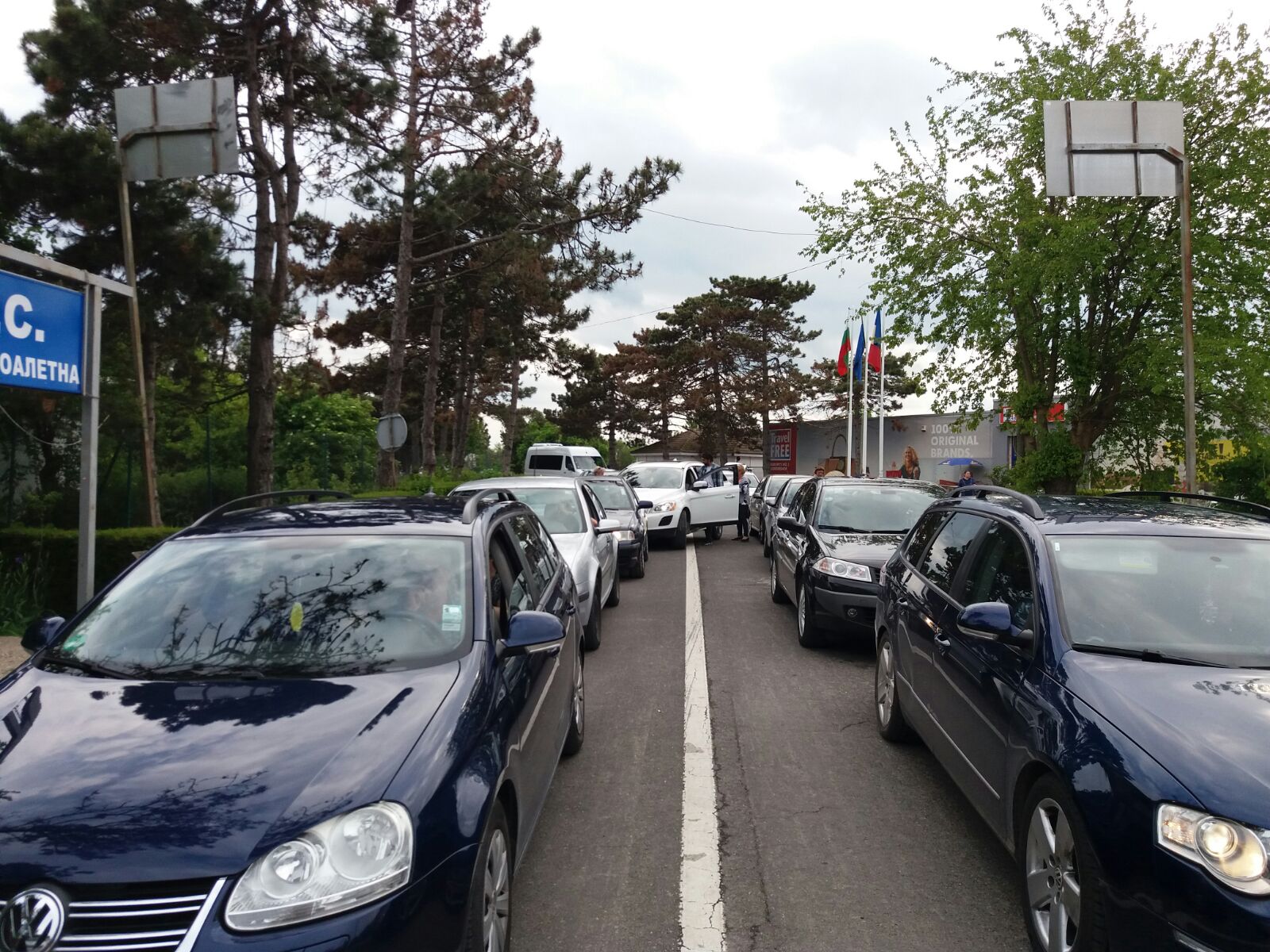 FOTO/Cozi de un kilometru pe sensul de intrare în țară, la VAMA VECHE