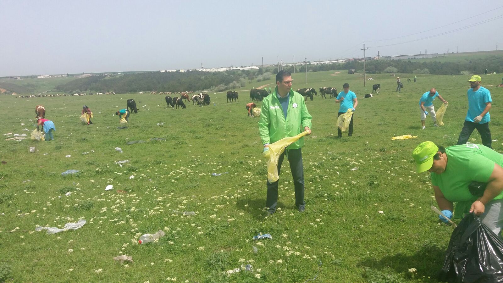 FOTO. Zeci de voluntari se luptă cu munții de gunoaie de la Limanu