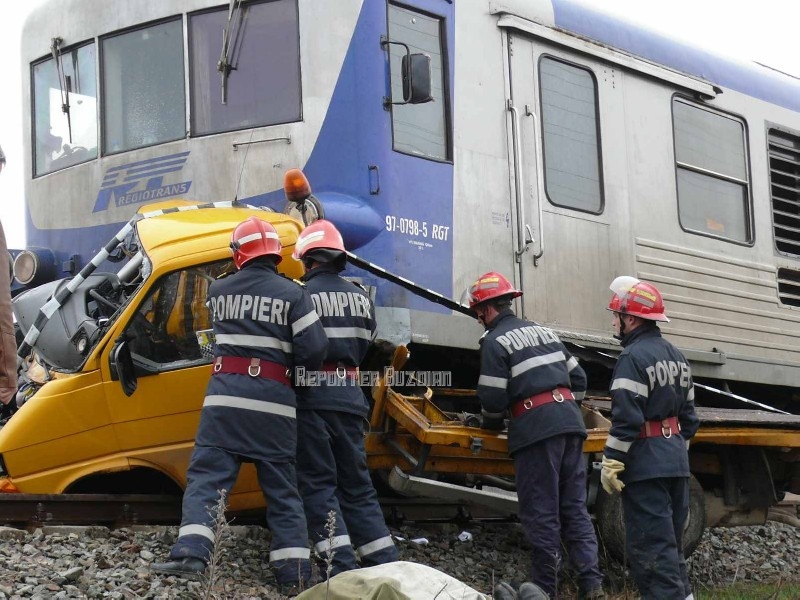 UPDATE/BUZĂU: Mașină spulberată de tren. Trafic feroviar blocat