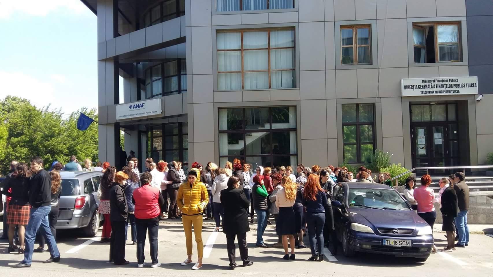 FOTO/100 de salariați ai ANAF Tulcea s-au solidarizat cu greva spontană a colegilor din țară