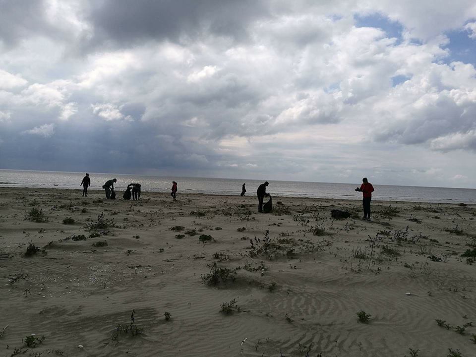 FOTO/Tone de gunoaie, adunate de voluntari de pe plaja din SULINA