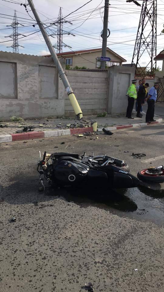 Foto/NĂVODARI: Un motociclist a pus la pământ un stâlp de electricitate, apoi a dispărut!