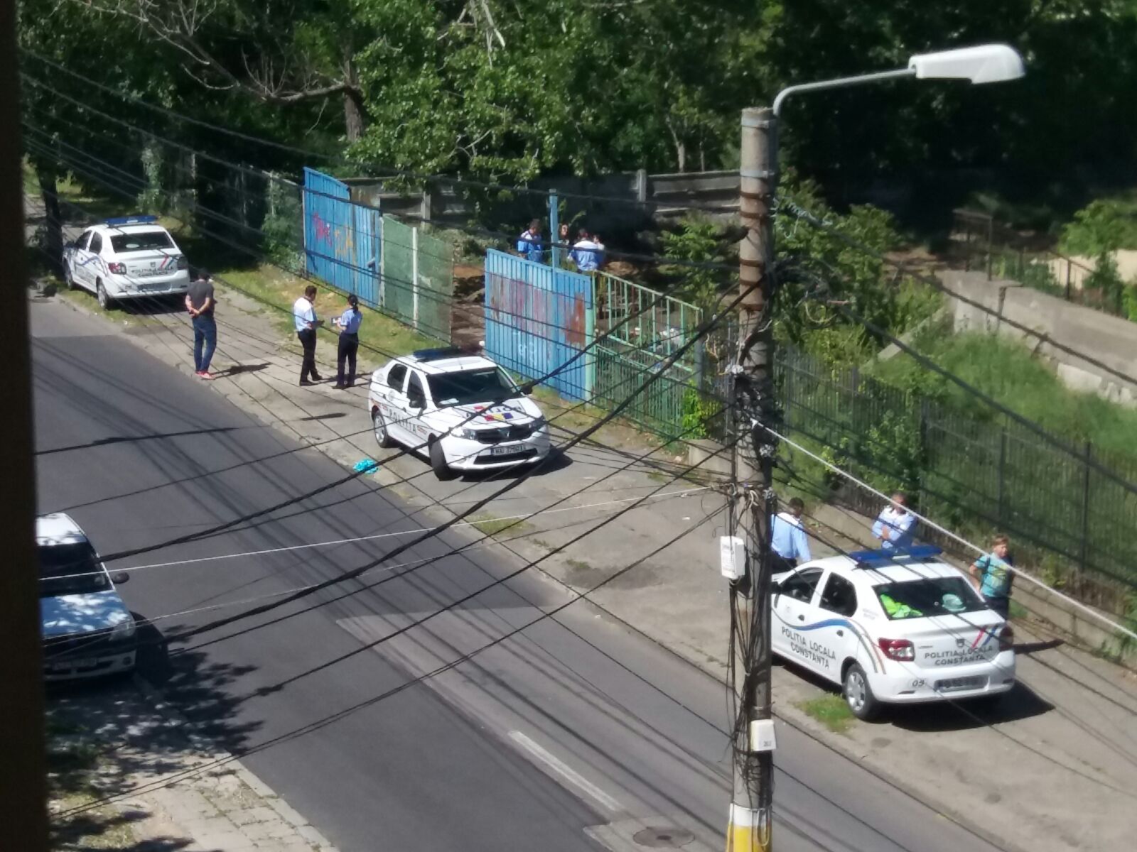 FOTO – CONSTANȚA: Familii de rromi evacuate de pe un teren de lângă Stadionul „Mihai Naca”
