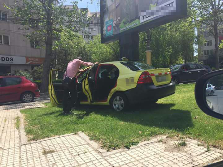 CONSTANȚA/FOTO: Un taximetrist a lovit în plin un panou publicitar pe bulevardul Mamaia