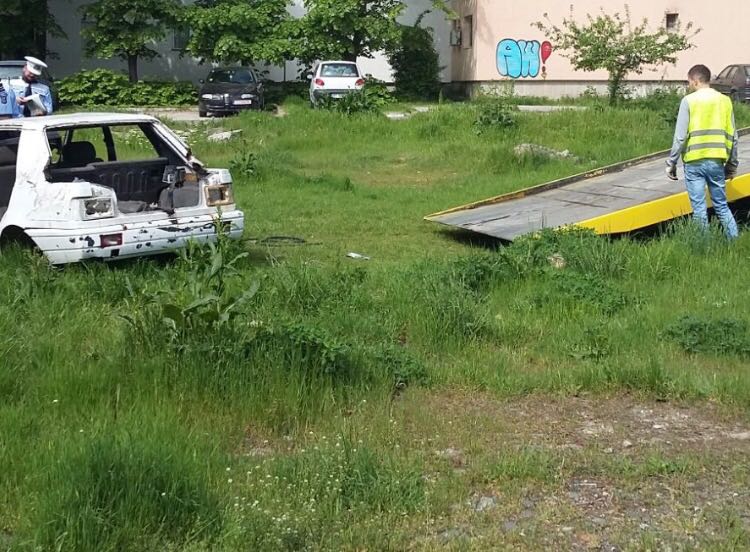 FOTO/Mașinile abandonate în CONSTANȚA, ridicate de Poliția Locală
