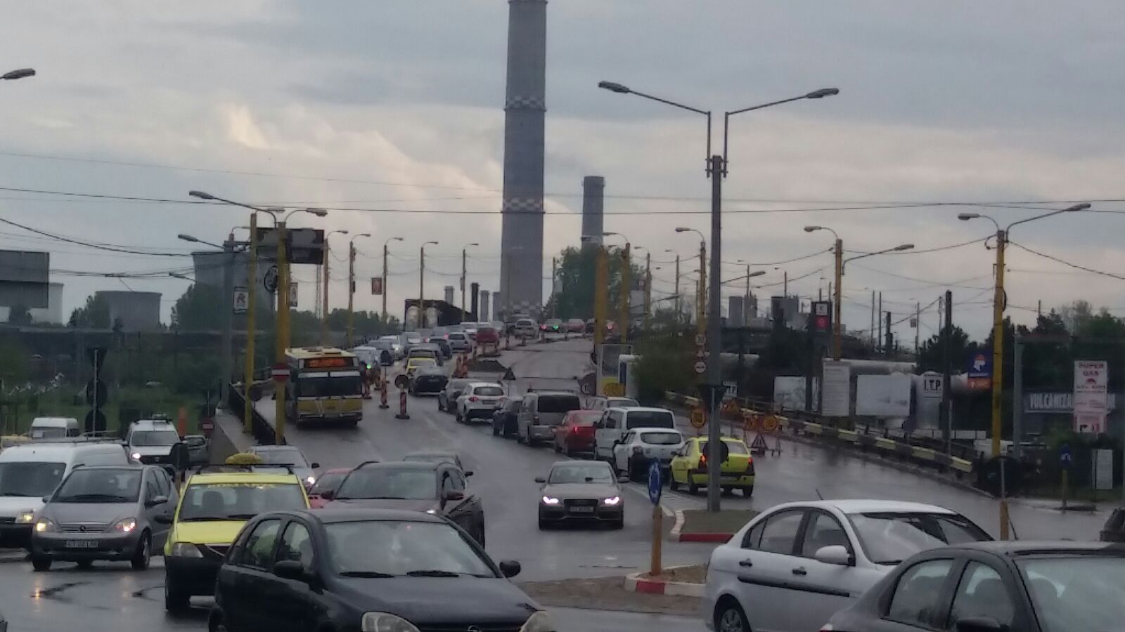 FOTO: TRAFIC BLOCAT în Constanța. Canalizările s-au transformat în adevărate gheizere