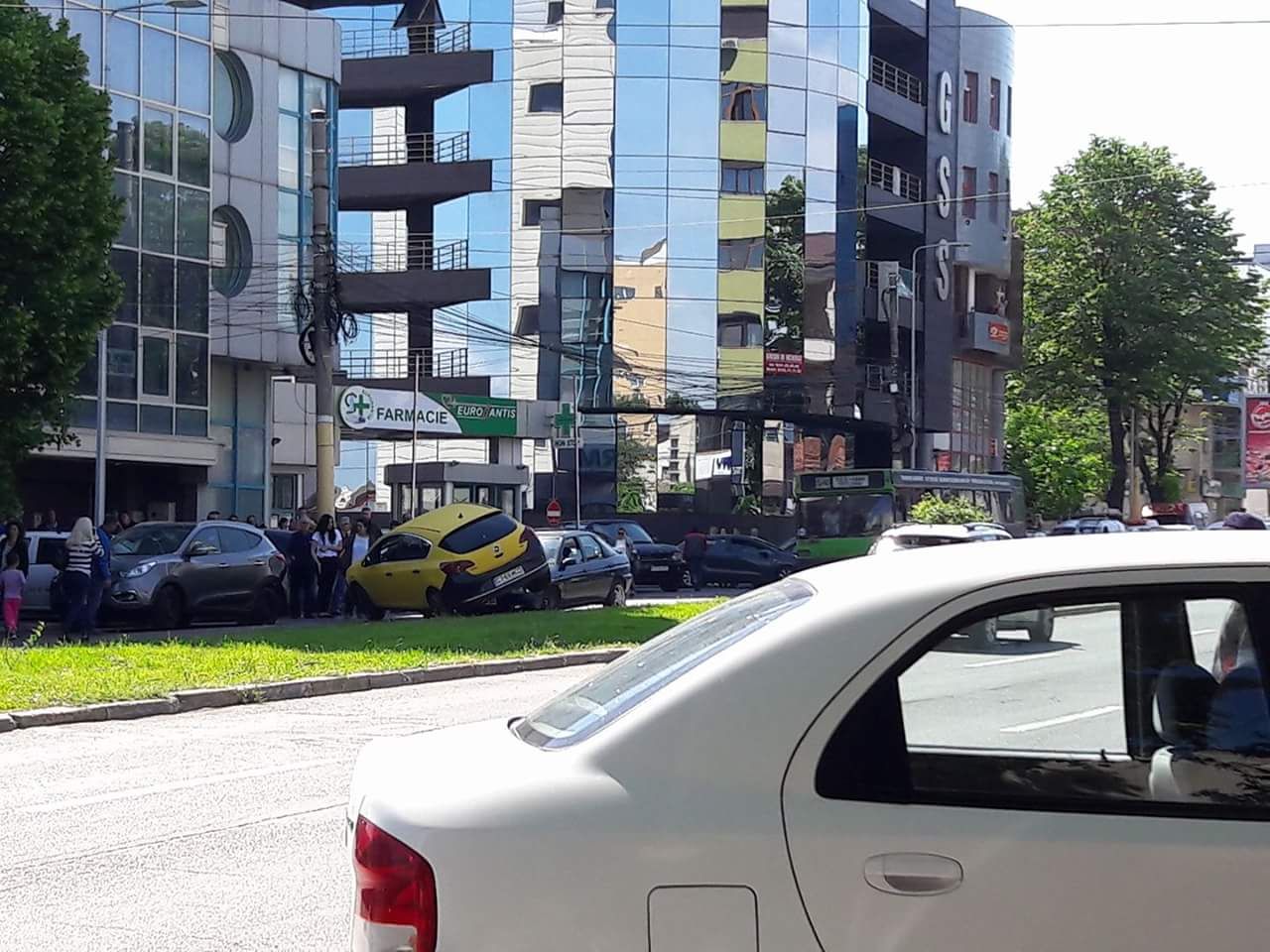 UPDATE/FOTO: Carambol spectaculos pe bulevardul Mamaia! Șoferul responsabil era băut!