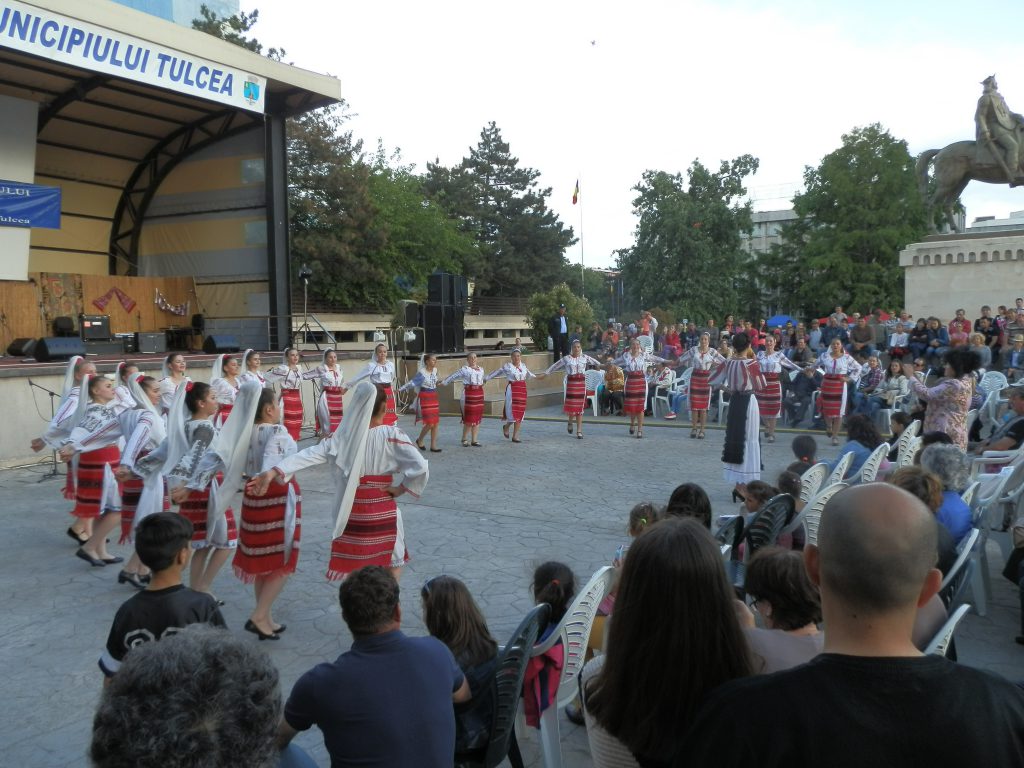 TULCEA: „Festivalul Internațional Multietnic al Păstoritului” și-a mutat locația din cauza vremii