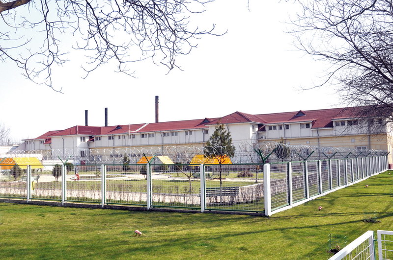 Angajată a spitalului de la Poarta Albă, prinsă când încerca să introducă un telefon mobil în penitenciar