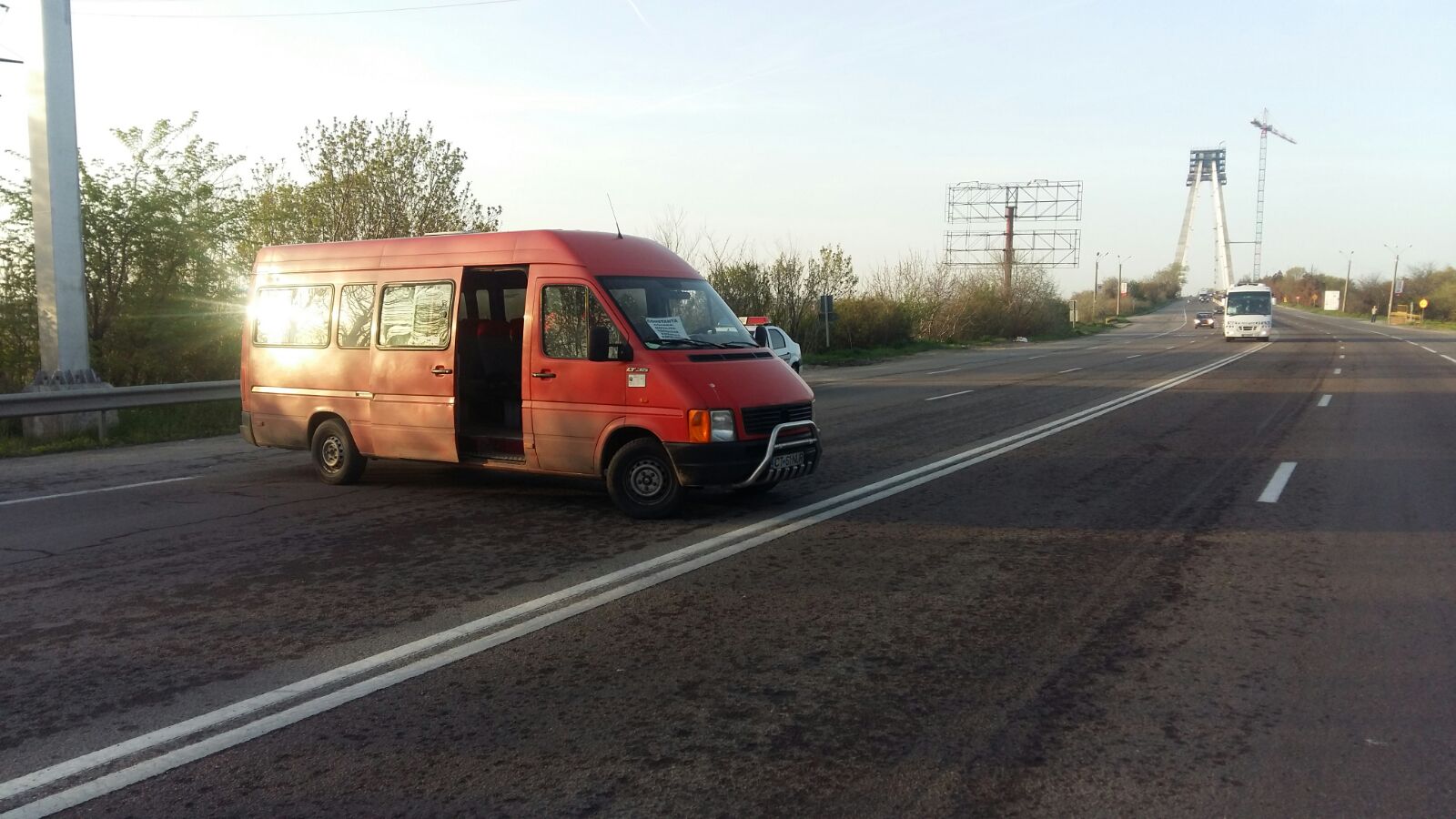 FOTO: Podul de la Agigea blocat de un microbuz de călători. Șoferul fusese oprit de polișiti