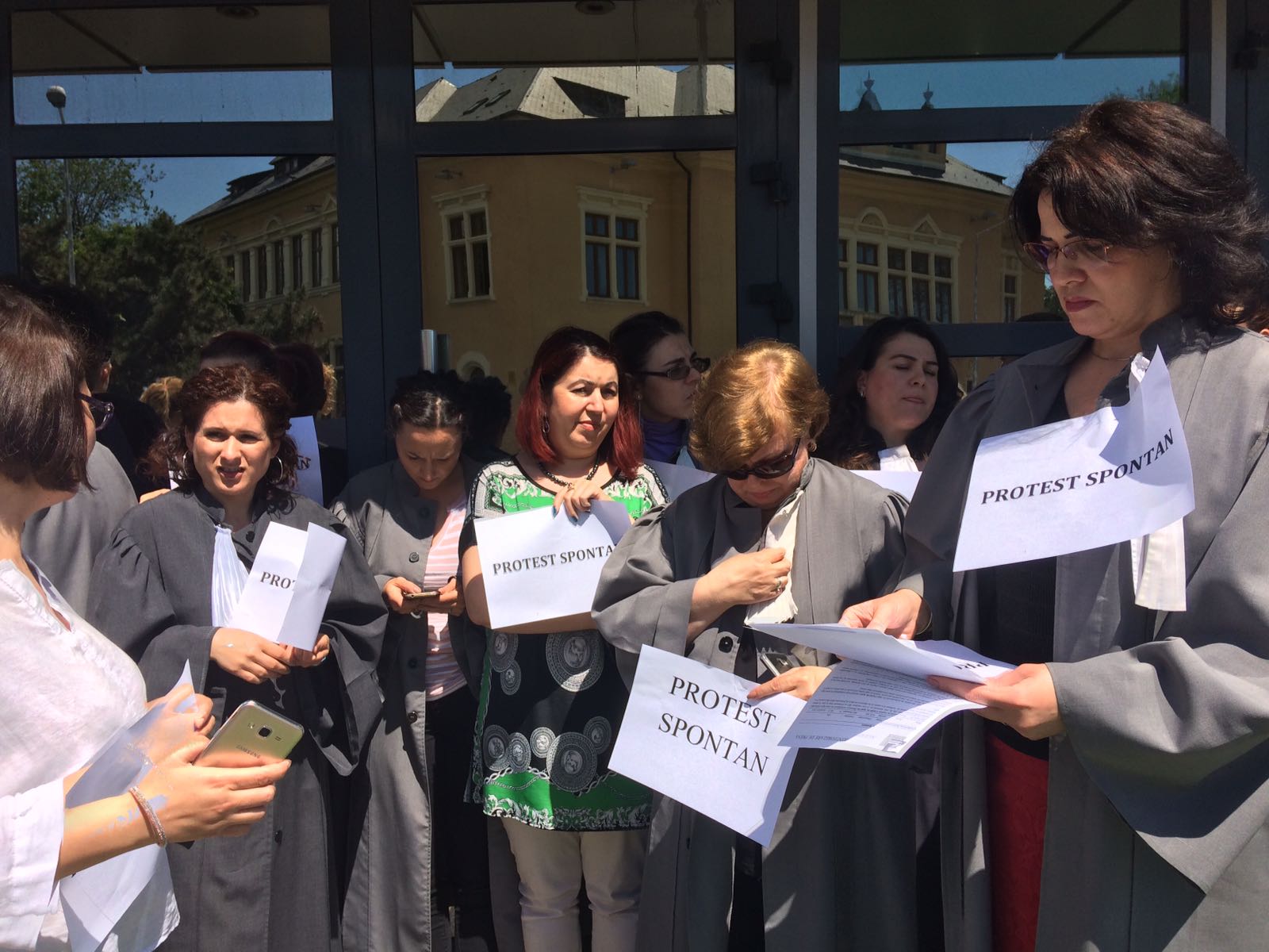 CONSTANȚA: Grefierii protestează în fața Tribunalului